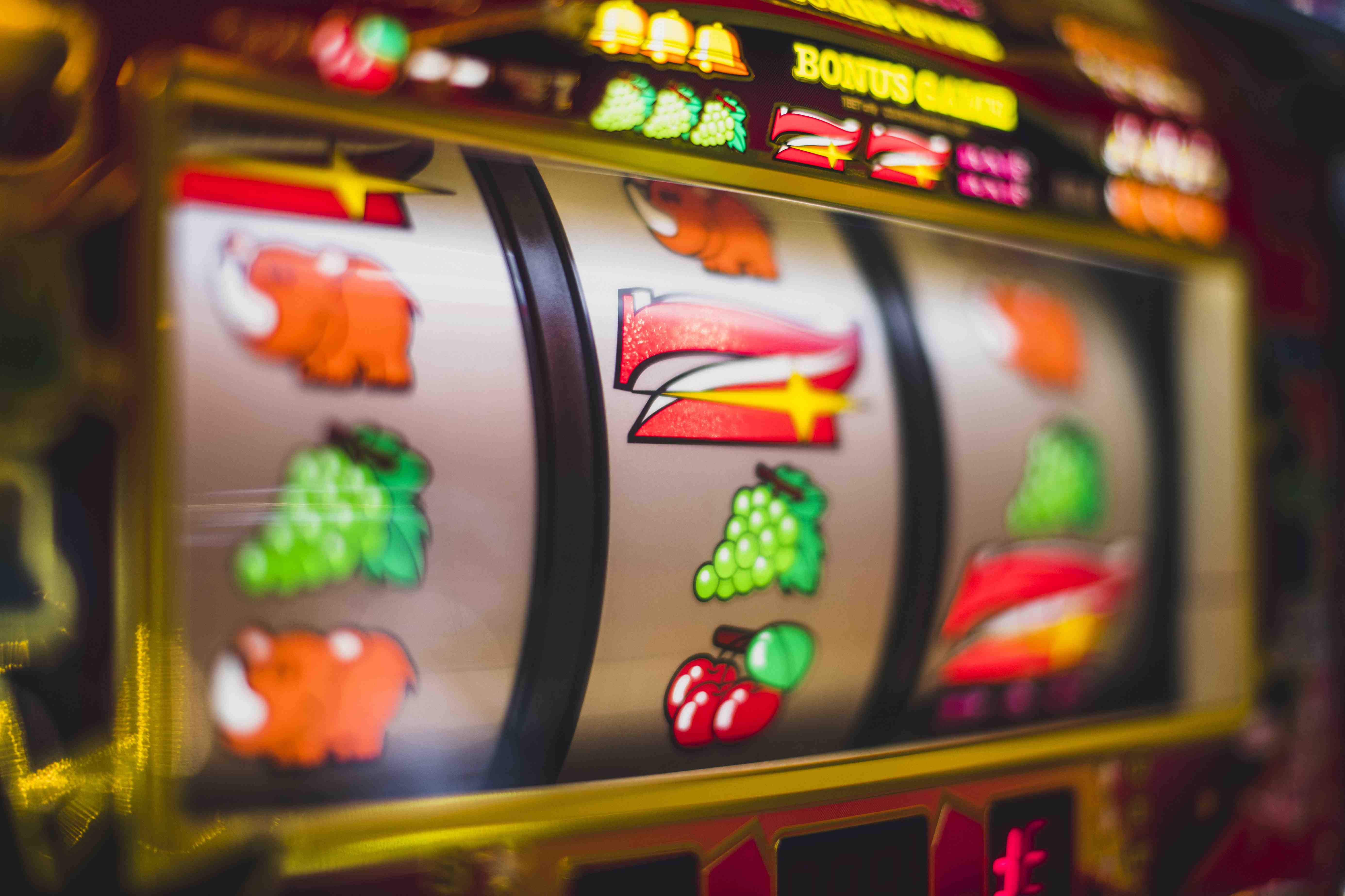 Pemain menikmati permainan slot MAX303 dari smartphone dengan fitur lengkap